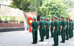 Bộ Tư lệnh Quân khu 7 dâng hương tưởng niệm các anh hùng liệt sĩ tại Công viên Lê Thị Riêng