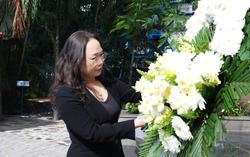 Giảng viên, học viên Học viện Chính trị Quốc gia Hồ Chí Minh dâng hương tưởng niệm các anh hùng liệt sĩ tại Công viên Lê Thị Riêng