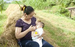 Nuôi con bằng sữa mẹ: Đừng để áp lực biến hành trình yêu thương thành gánh nặng