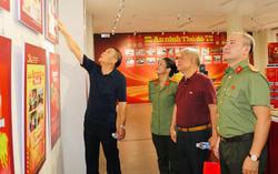 Trưng bày sách, báo, ảnh về 50 năm An ninh Thủ đô