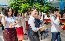 Sinh viên 3 nước hào hứng với "Ngày hội giao lưu văn hóa, ẩm thực Việt Nam - Lào - Campuchia"