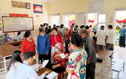 Trao tặng 500 phần quà cho bà con gốc Việt và người dân khó khăn tại tỉnh Siem Reap