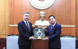 Phó Chủ tịch UBTƯ MTTQ Việt Nam Cao Xuân Thạo tiếp Đoàn đại biểu Liên hiệp Công đoàn Độc lập Nga