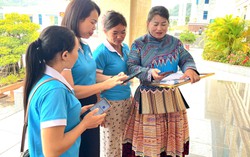 Bộ đội Biên phòng cùng phụ nữ vùng biên Nà Hỳ bước vào không gian số