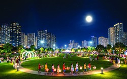 Mùa trăng trong những khoảnh sân chung cư