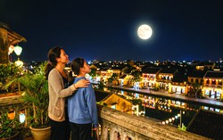 "Ánh trăng đoàn viên" qua nửa vòng Trái đất