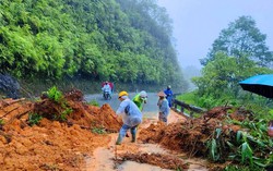 Huế: Mưa lớn gây sạt lở, tàu cá bị chìm