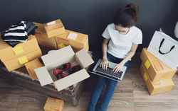 Gánh nặng lớn cho môi trường từ "cơn lốc" mua hàng online