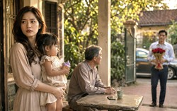 Những bông hoa rụng xuống thềm nhà