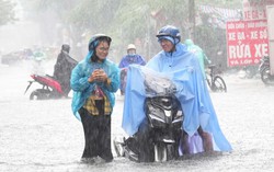 Người dân chật vật lưu thông vì đường phố ngập nước sau cơn mưa lớn kéo dài ở Hà Nội