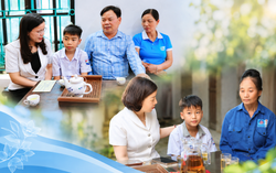 Mẹ đỡ đầu là Chủ tịch Hội trao điểm tựa cho trẻ em có hoàn cảnh khó khăn