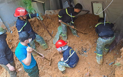 Sạt lở đất vùi lấp nhà dân, 3 người tử vong
