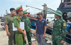 Công an TP Huế hướng dẫn chủ tàu thuyền, xà lan đưa phương tiện đến nơi tránh trú an toàn