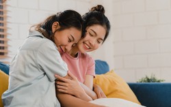 Mẹ học cách “cai nghiện con”