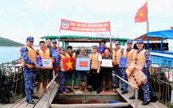 Vùng 1 Hải quân tặng quà thiết yếu động viên ngư dân yên tâm vươn khơi bám biển