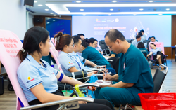 300 nhân viên ngân hàng tham gia chương trình "Tháng hồng Vietbank"