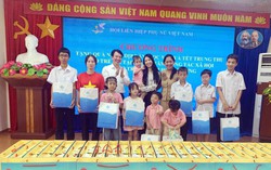 Phó Chủ tịch Thường trực Hội LHPN Việt Nam Trần Lan Phương tặng quà phụ nữ, trẻ em khó khăn ở Hải Phòng