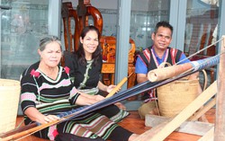 “Hồn cửi Đạ RLơm”: Từ kí ức bên hiên nhà đến "Căn cước số" cho thổ cẩm Cơ Ho