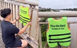 Nam thanh niên treo 200 "phao cứu người" trên thành cầu sau vụ Trung tá hy sinh