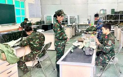 Nữ giảng viên Trường sĩ quan phòng hóa trí tuệ, bản lĩnh, tận tâm