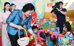 Phó Thủ tướng Phạm Thị Thanh Trà vui Tết Trung thu cùng trẻ em Tuyên Quang