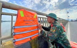 Ninh Bình: Ban CHQS phường Châu Sơn gắn áo phao, phao cứu hộ ứng phó mùa lũ