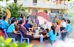 Phụ nữ vùng quê thuốc lào cùng nhau "nói không" với khói thuốc