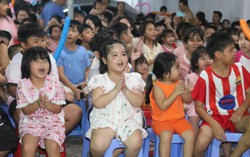Trung thu thanh bình với trẻ em ở xóm trọ