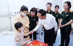 Trưởng Ban Tuyên giáo Trung ương thăm, động viên các bệnh nhi nhân Tết Trung Thu