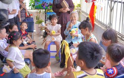 Nữ nghệ sĩ 94 tuổi kể chuyện Trung thu cho bệnh nhi