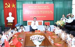 Thường trực Ban Bí thư Trần Cẩm Tú trao quà Trung Thu cho Làng trẻ em SOS Hà Nội