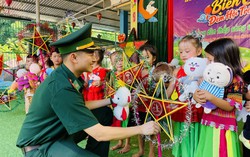 "Lồng đèn thắp sáng ước mơ" cho trẻ em ở biên giới Nà Hỳ