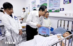 Chủ tịch Quốc hội Trần Thanh Mẫn thăm, động viên các bệnh nhi tại Bệnh viện Nhi đồng 1 TPHCM