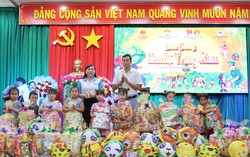 Đắk Lắk: Trao 500 suất quà trong chương trình "Biên cương - Đêm hội trăng rằm"