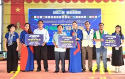 Cà Mau: Trao quà trị giá hơn 1,4 tỷ đồng cho học sinh và người có hoàn cảnh khó khăn