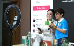 Phụ nữ phường Tân Sơn Nhất học bán hàng qua livestream