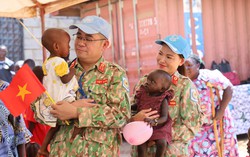 Người lính "mũ nồi xanh" gửi lại vòng tay ấm cho trẻ em ở Nam Sudan