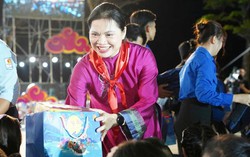 Phó Chủ tịch - Tổng Thư ký Hà Thị Nga tham dự Đêm hội trăng rằm "Lồng đèn thắp sáng ước mơ" tại Cần Thơ