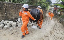 Phụ nữ trèo cột, kéo dây, xử lý sự cố điện giữa nắng nóng: Không có nghề nào dành riêng cho nam giới