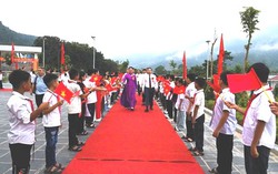 Phó Chủ tịch - Tổng Thư ký Ủy ban Trung ương MTTQ Việt Nam Hà Thị Nga dự lễ khai giảng tại trường vùng biên Lai Châu
