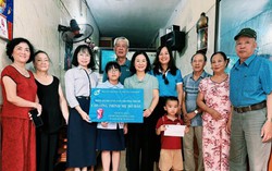 Các cấp Hội phụ nữ Ninh Bình trao điểm tựa yêu thương cho trẻ mồ côi
