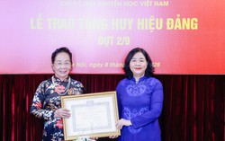 Chủ tịch UBTƯ MTTQ Việt Nam Bùi Thị Minh Hoài trao Huy hiệu 45 năm tuổi Đảng cho GS.TS Nguyễn Thị Doan