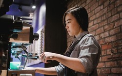 Nữ du học sinh đi làm thêm không chỉ để kiếm tiền