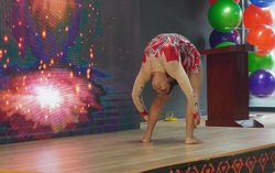 "Nữ hoàng yoga" Anjali truyền lửa tinh thần yoga
