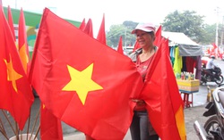 TPHCM: Càng sát giờ chung kết, thị trường đồ cổ vũ bóng đá càng nhộn nhịp 