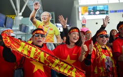 Fan nữ nhuộm đỏ sân bay lên đường cổ vũ đội tuyển U22 Việt Nam