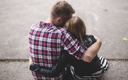 20 tuổi, vẫn bị ba kè kè quản thúc như 'chim nhốt trong lồng'