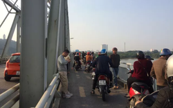 Vừa ly hôn vợ, người đàn ông  nhảy cầu tự tử