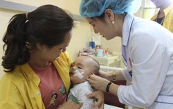 Để trẻ ngủ một mình, bé 11 tháng tuổi ngã từ tầng 2 nguy kịch