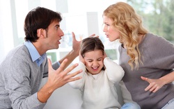 Con chênh vênh giữa những "trận chiến" của bố và mẹ